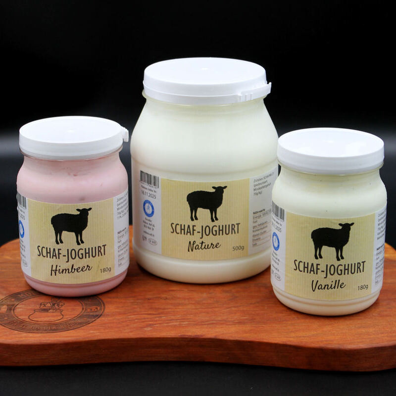 Zwei Gläser mit Joghurt