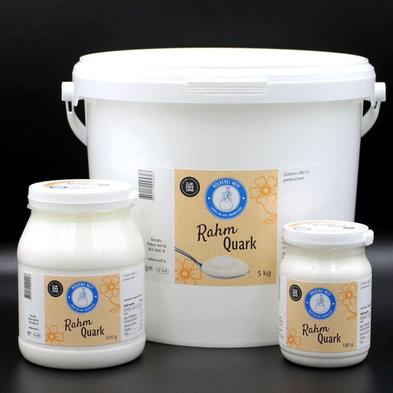 Zwei Gläser mit Joghurt