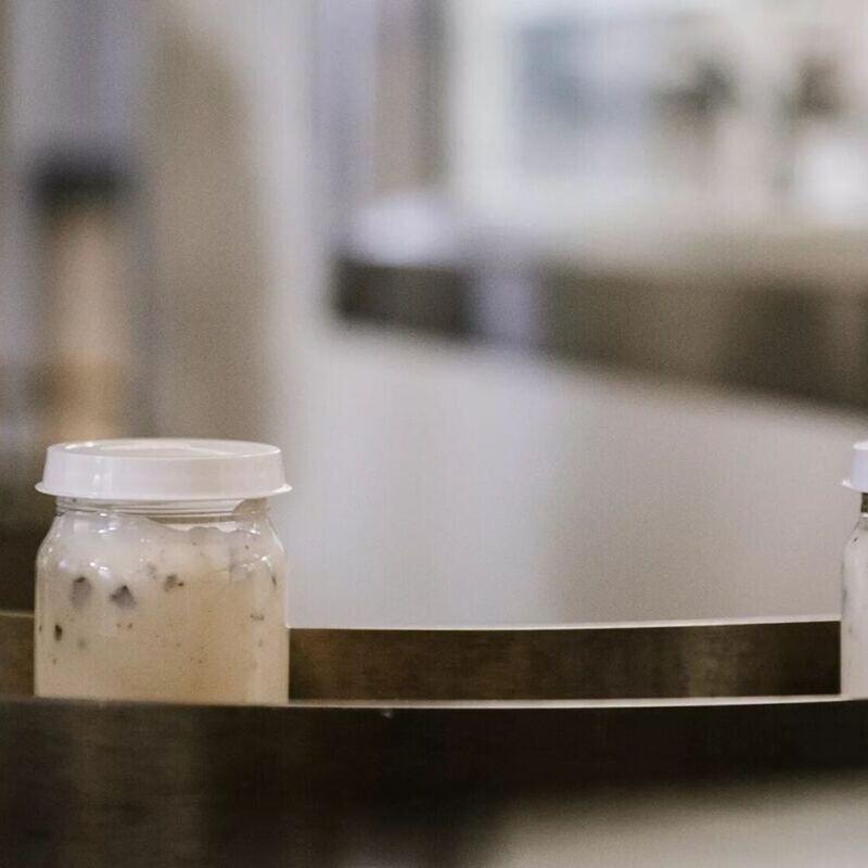 Grosse Kübel mit Joghurt