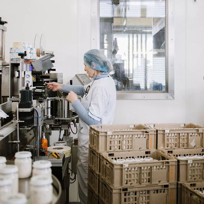 Zwei Gläser mit Joghurt